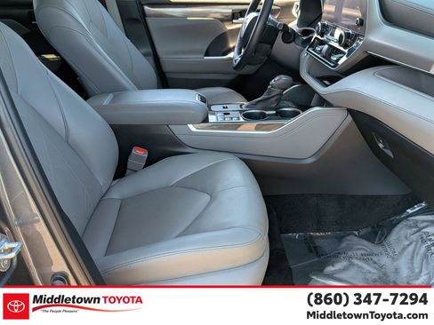 Used 2023 Toyota Highlander Platinum AWD/4WD image 37