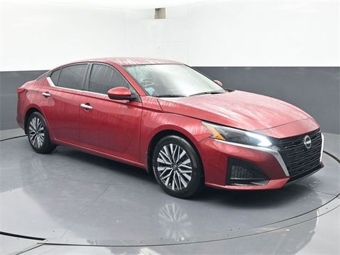 Used 2023 Nissan Altima 2.5 SV image 2