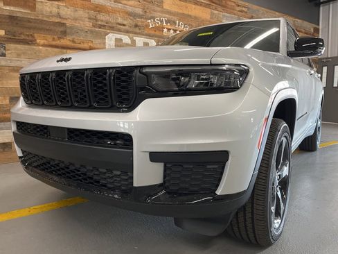 New 2025 Jeep Grand Cherokee L Altitude image 10