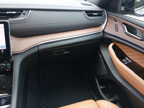 Used 2023 Jeep Grand Cherokee L Summit w/ Luxury Tech Group V AWD/4WD image 44