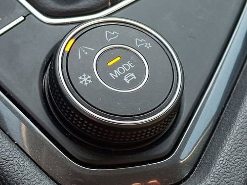 Used 2023 Volkswagen Tiguan SE AWD/4WD image 22