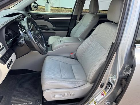 Used 2014 Toyota Highlander Plus w/ Preferred Accessory Package AWD/4WD image 5
