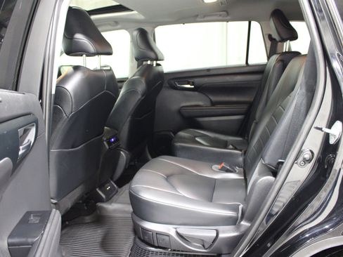 Used 2020 Toyota Highlander XLE AWD/4WD image 19
