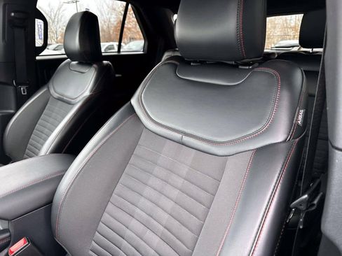 Used 2025 Ford Explorer ST-Line w/ ST-Line Street Pack image 16