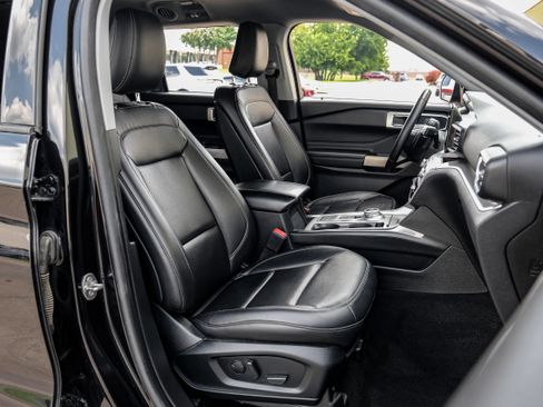Used 2020 Ford Explorer XLT w/ Equipment Group 202A RWD image 28