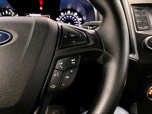 Used 2018 Ford Edge SE image 18