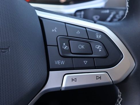 Certified 2025 Volkswagen Taos SE image 21