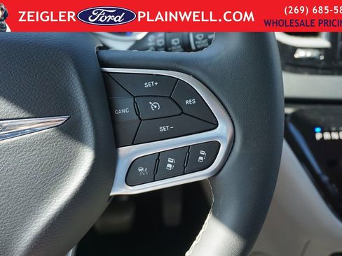 Used 2023 Chrysler Pacifica Touring-L FWD image 26