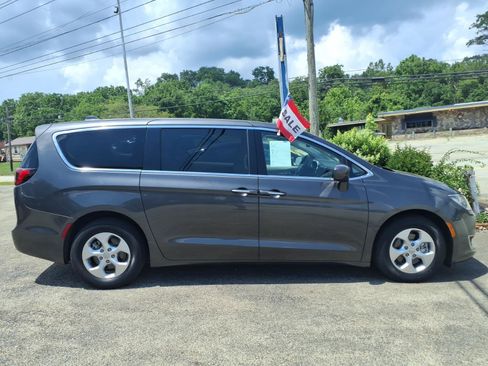 Used 2017 Chrysler Pacifica Touring Plus FWD image 2