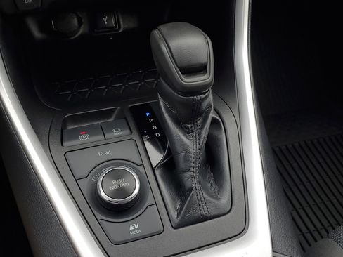 Used 2022 Toyota RAV4 LE image 29