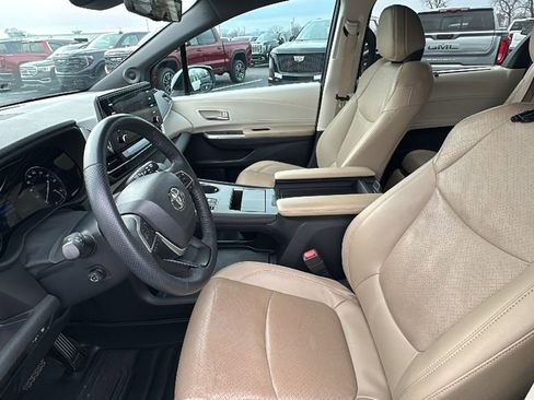 Used 2024 Toyota Sienna Limited image 9