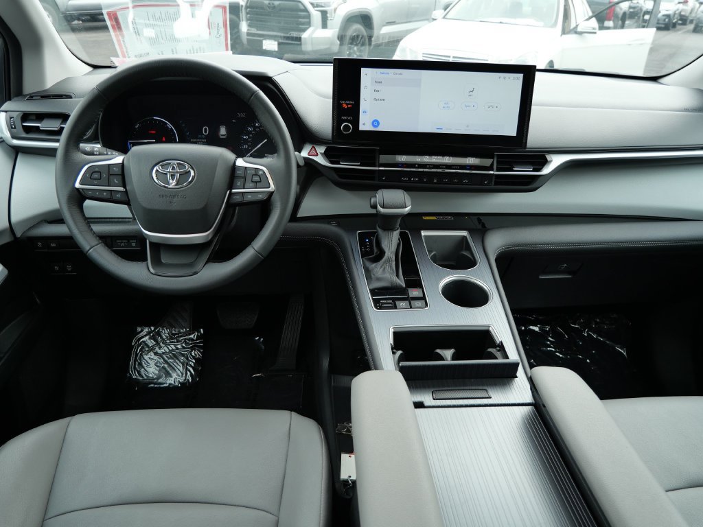 Certified 2025 Toyota Sienna XLE FWD image 13