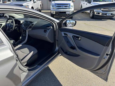 Used 2014 Hyundai Elantra SE image 16