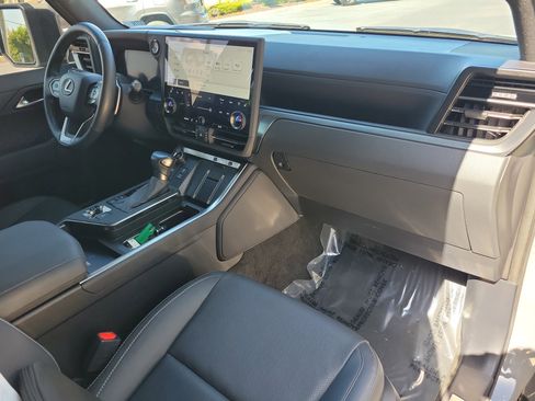 Used 2024 Lexus GX 550 w/ Accessory Package (Z1) AWD/4WD image 11