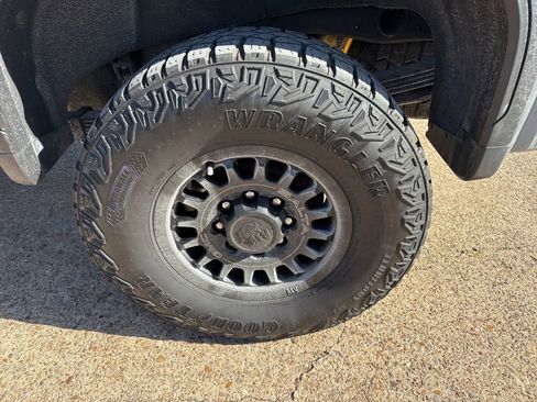 Used 2025 GMC Sierra 2500 AT4X w/ AT4X AEV Edition image 11