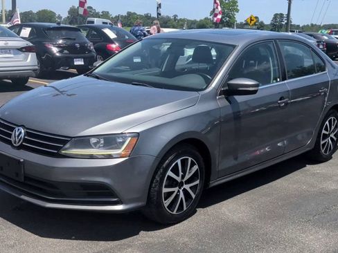 Used 2017 Volkswagen Jetta SE FWD image 4