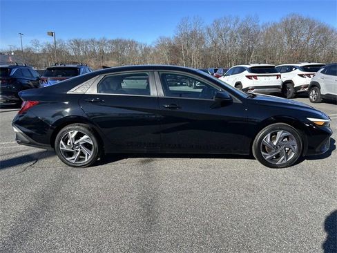 Used 2025 Hyundai Elantra Sport image 2