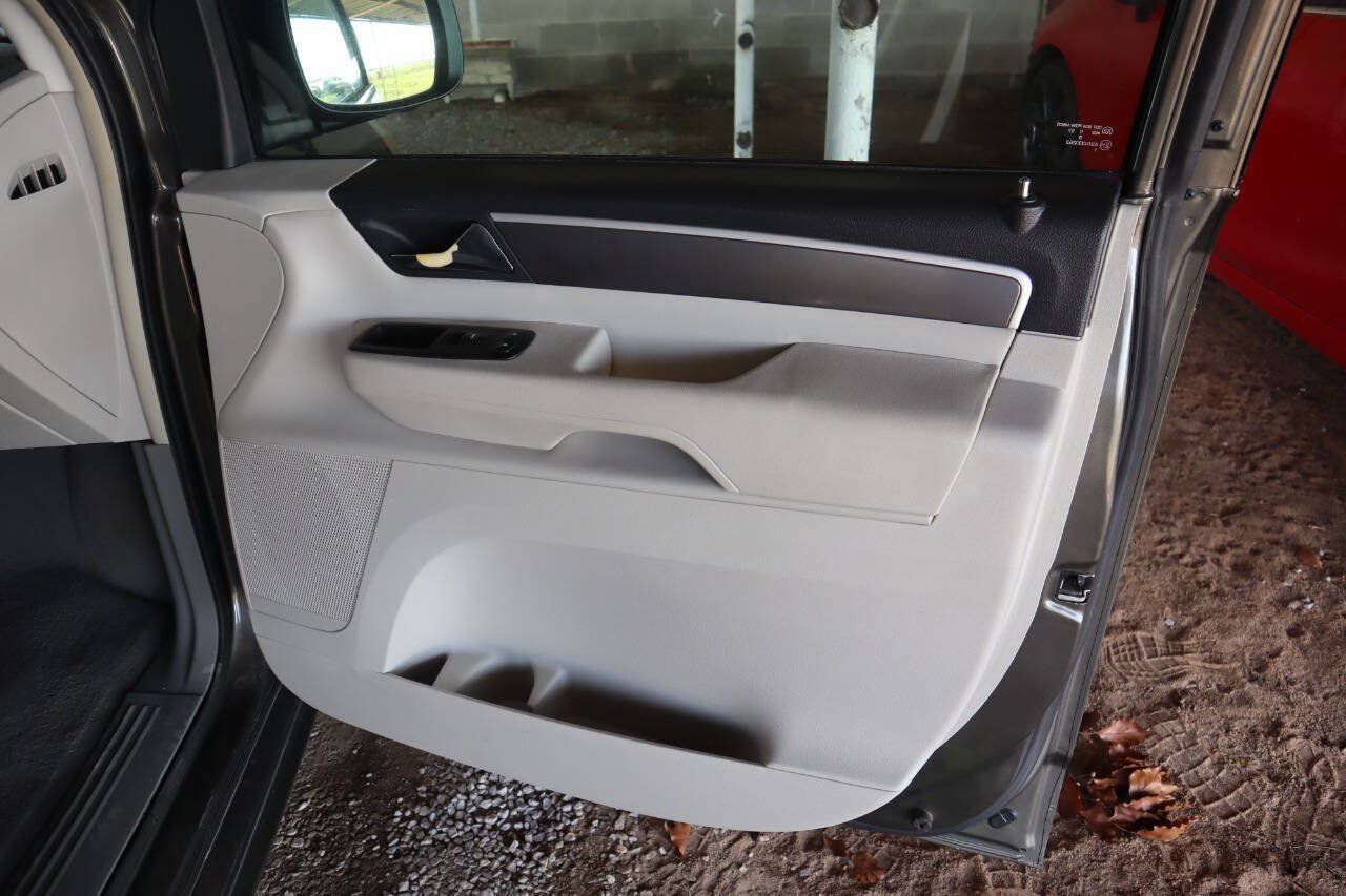 Used 2010 Volkswagen Routan SE FWD image 33