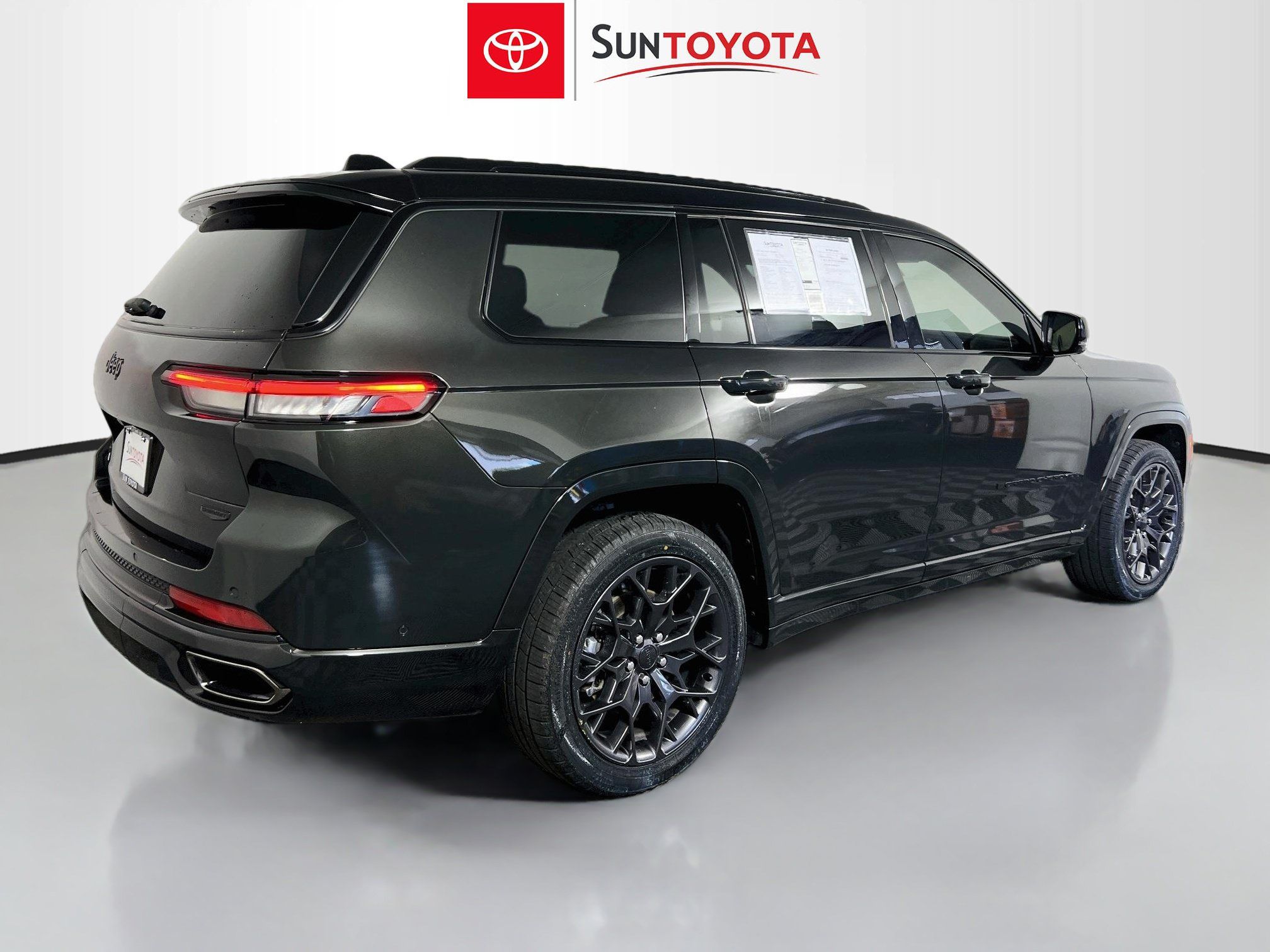 Used 2024 Jeep Grand Cherokee L Summit w/ High Altitude Package AWD/4WD image 4