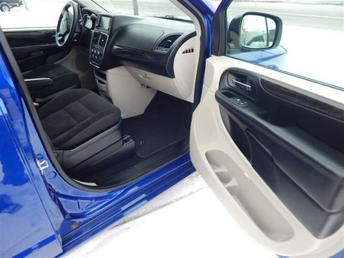 Used 2018 Dodge Grand Caravan SE w/ UConnect Hands-Free Group image 14