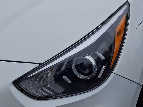 Certified 2022 Kia Niro LX image 10