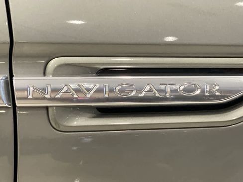 Used 2020 Lincoln Navigator L Reserve w/ Luxury Package image 12