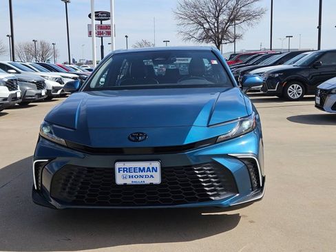 Used 2025 Toyota Camry SE w/ Convenience Package image 2