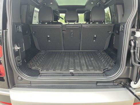 Used 2025 Land Rover Defender 110 S image 27