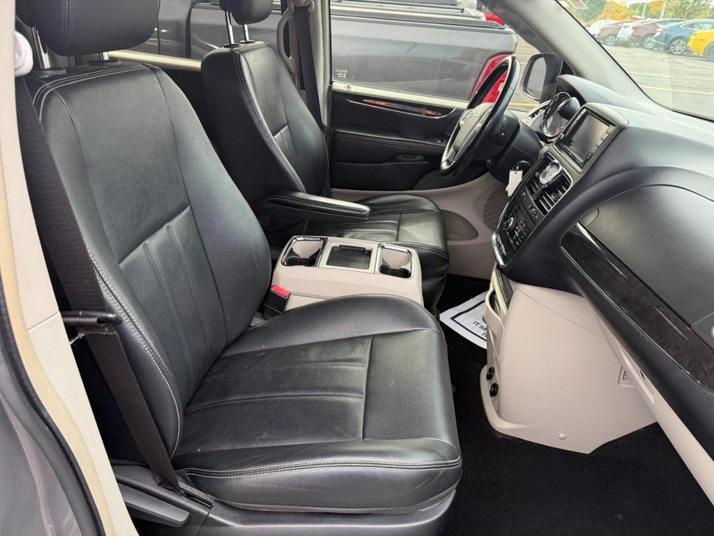 Used 2014 Chrysler Town & Country Touring FWD image 6