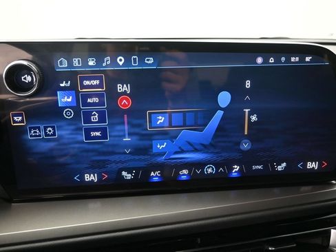 Used 2025 Chevrolet Traverse LT w/ Driver Confidence Package FWD image 14