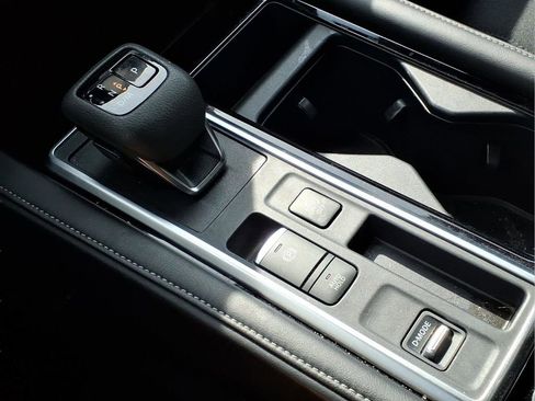 Used 2025 Nissan Pathfinder SV image 10