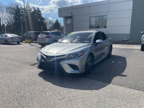 Used 2020 Toyota Camry SE image 1