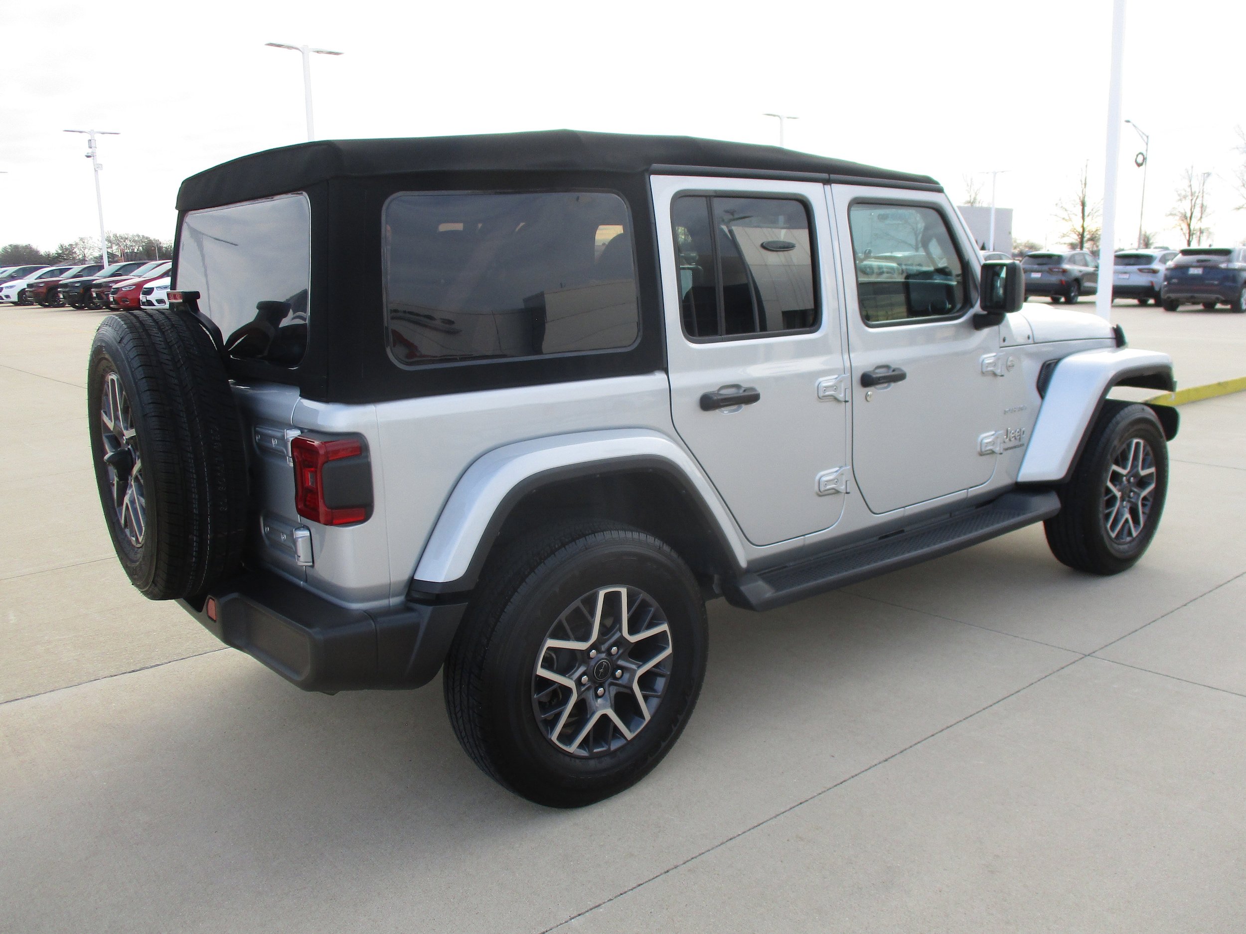 Used 2024 Jeep Wrangler Unlimited Sahara AWD/4WD image 6