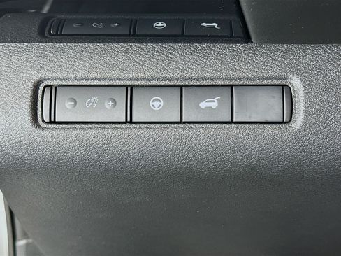 Used 2025 Nissan Pathfinder SV FWD image 17
