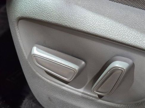 Used 2023 Toyota Highlander LE FWD image 9