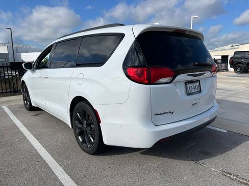 Used 2018 Chrysler Pacifica Touring-L w/ Advanced Safetytec Group FWD image 4