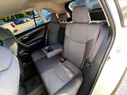 Used 2022 Toyota RAV4 XLE w/ Convenience Package FWD image 20