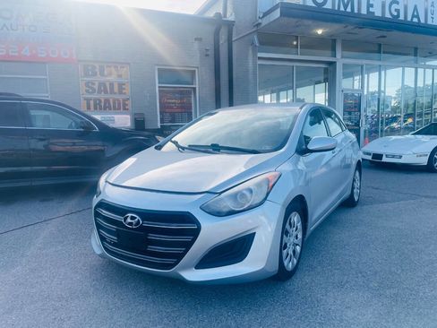 Used 2017 Hyundai Elantra GT image 2