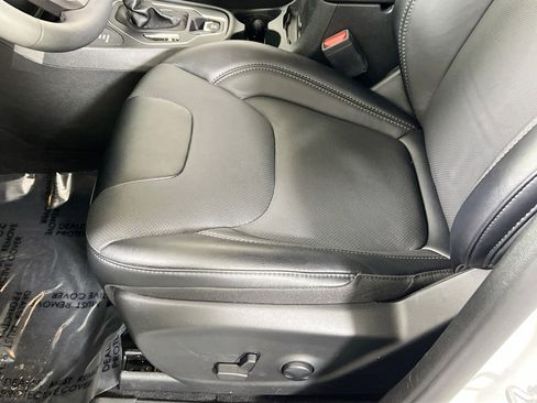 Used 2022 Jeep Cherokee Latitude Lux w/ Mopar Interior Package AWD/4WD image 18