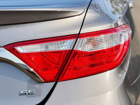 Used 2017 Toyota Camry SE image 5