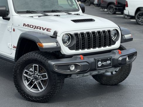 Used 2025 Jeep Gladiator Mojave AWD/4WD image 5