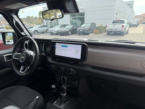 Used 2024 Jeep Wrangler Unlimited Sahara AWD/4WD image 17