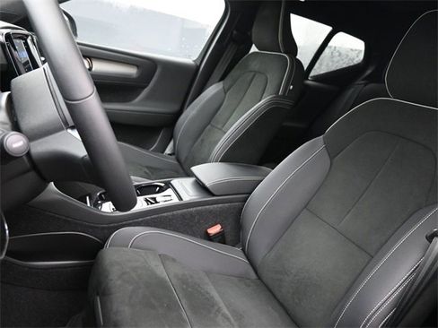 Used 2023 Volvo XC40 B5 Plus w/ Protection Package Premier image 9