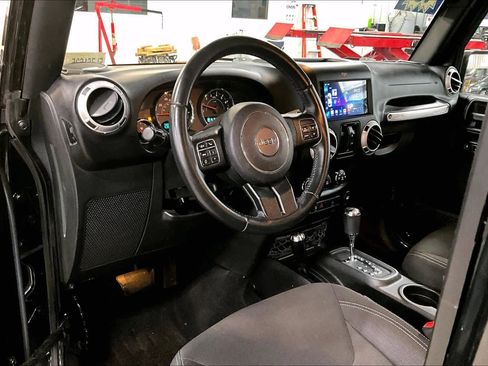 Used 2015 Jeep Wrangler Unlimited Sahara w/ Connectivity Group image 15