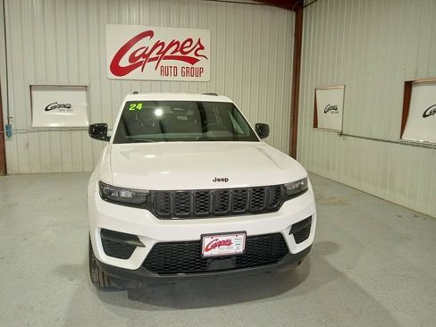Used 2024 Jeep Grand Cherokee Altitude AWD/4WD image 2
