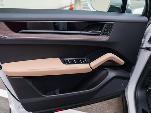 Used 2025 Porsche Cayenne image 10