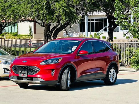 Used 2020 Ford Escape SE FWD image 3