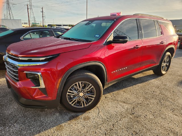 Used 2024 Chevrolet Traverse LT FWD image 2