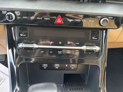 Used 2022 Kia Carnival EX image 33