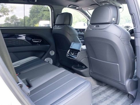 Certified 2024 Bentley Bentayga Extended Wheelbase image 45